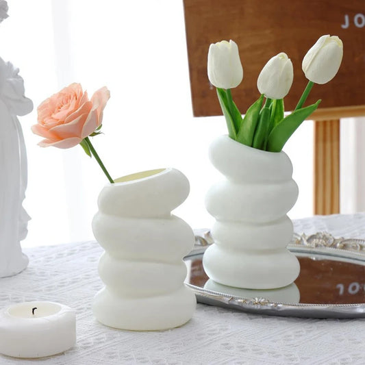 Vase Spiral Blanc en Plastique – Créativité et Élégance Nordic